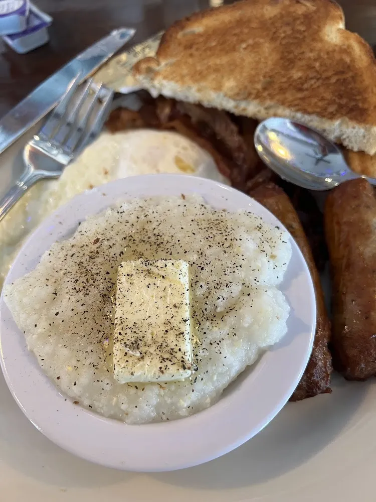 Classic Breakfast with Grits and Toast